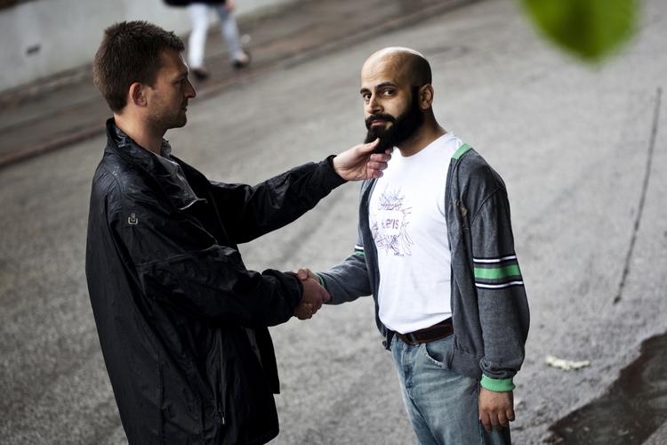 opbakning. Zubair Butt Hussain (th.), tidligere talsmand for Muslimernes Fællesråd, giver Bagsiden hånden på, at Dansk Medisterforening er sund fornuft. 