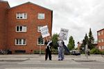 Gennemfartsvej. Nu kan man opleve 13 kunstprojekter på Ålekistevej, som er omdrejningspunkt i galleri Koh-i-noors udstilling 'Lokal Global Plan'. Her ses "Royal danish Protesters' Foto: Malene Nors Tardrup 