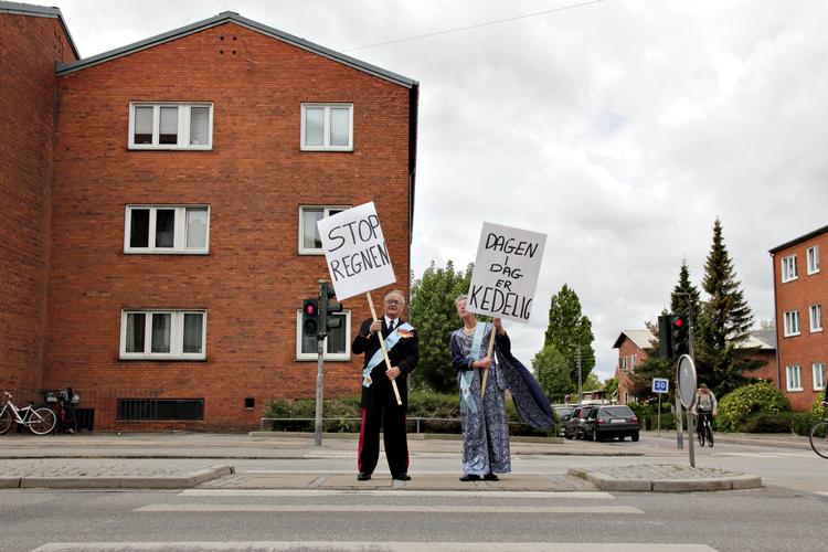 Gennemfartsvej. Nu kan man opleve 13 kunstprojekter på Ålekistevej, som er omdrejningspunkt i galleri Koh-i-noors udstilling 'Lokal Global Plan'. Her ses "Royal danish Protesters' Foto: Malene Nors Tardrup 