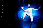 Publikum strømmer til one-man show på Bellevue. 