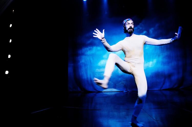 Publikum strømmer til one-man show på Bellevue. 