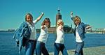 VERDEN kan ABBAre komme an. De fire medlemmer poserer foran Stockholms stadshus. 