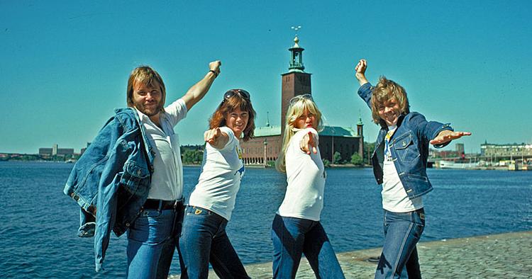 VERDEN kan ABBAre komme an. De fire medlemmer poserer foran Stockholms stadshus. 
