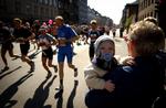 Opbakning. Tilskuerne er en vigtig del af Copenhagen Marathon. Få tip til hvordan du bedst bakker løberne op. Arkivfoto. 