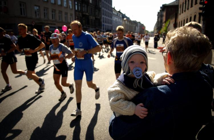 Opbakning. Tilskuerne er en vigtig del af Copenhagen Marathon. Få tip til hvordan du bedst bakker løberne op. Arkivfoto. 