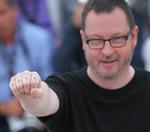 Tudse. Lars von Trier fremviser sine tatoverede knoer på filmfestivalen i Cannes. 