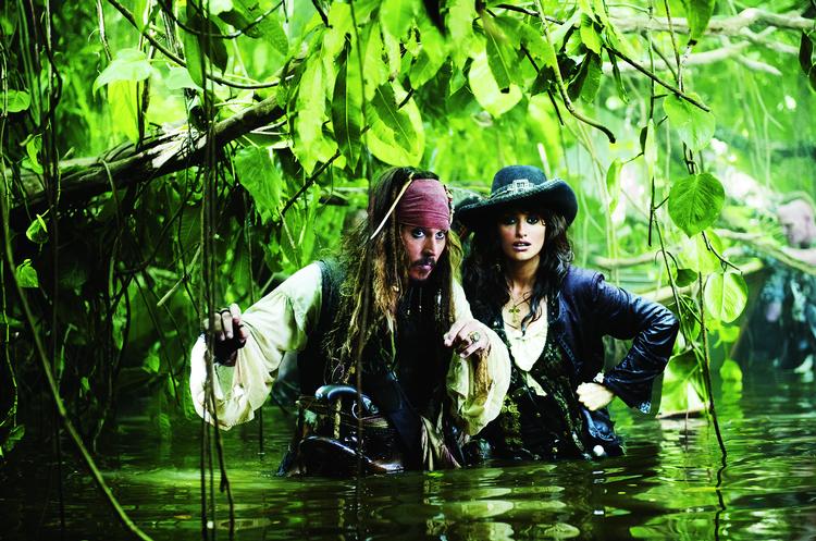 Par på prøvelse. Johhny Depp har fået selskab af Penelope Cruz  i den fjerde film om de caribiske pirater. De udgør en slagfærdig duo i en ellers skuffende film. 