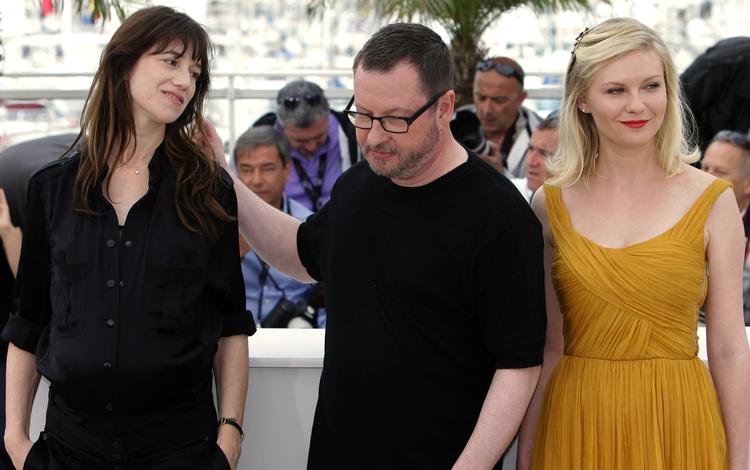 Farverig. Lars von Trier her sammen med Charlotte Gainsbourg, tv., og Kirsten Dunst, har nok engang skabt postyr ved filmfestivalen i Cannes. 