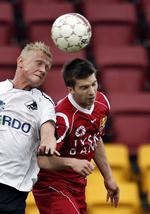 hovedstød. Lasse Rise og Andreas Laudrup bruger hovedet på Farum Park. 