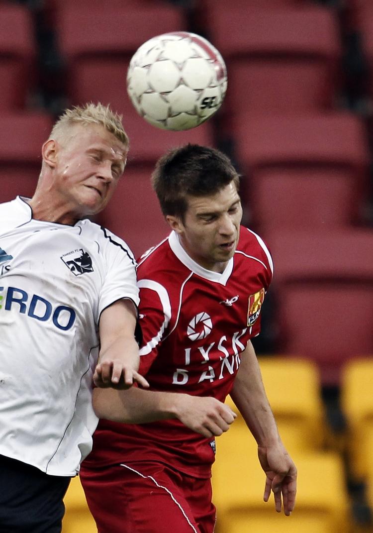 hovedstød. Lasse Rise og Andreas Laudrup bruger hovedet på Farum Park. 