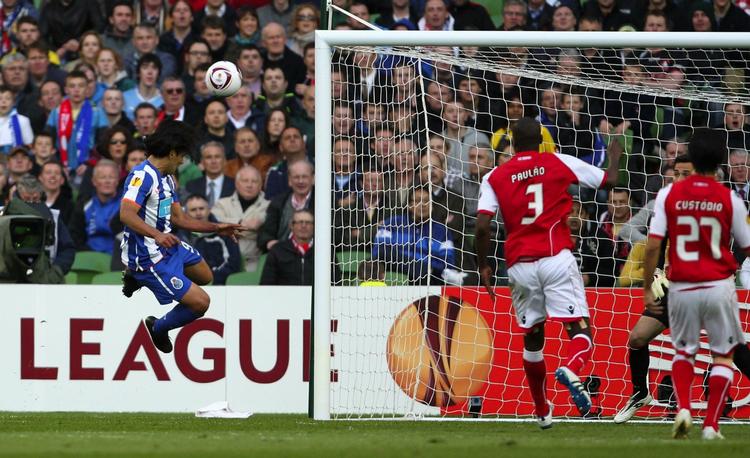 Afgørelsen. Et flyvende hovedstødsmål afgjorde finalen i Dublin, da Falcao scorede for 17. gang i Europa League. 