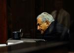 Fængslet. Franskmændene undrer sig over, at Dominique Strauss-Kahn ikke er løsladt mod kaution. 