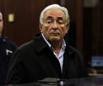Afviser. Selv om han bliver beskyldt for et seksuelt overgreb på en stuepige på et luksushotel i New York, så nægter Dominique Strauss-Kahn alle anklager. 