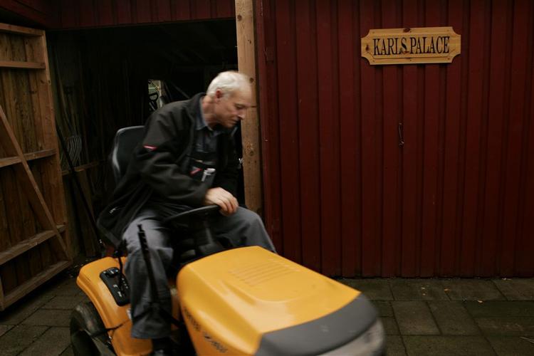 Det er regeringens mål, at ordningen med fradrag for hjælp i hus og have  allerede skal være indført om knap to uger. Arkiv 
