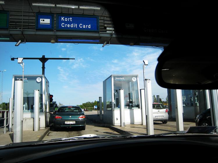 snyd. Hvis medarbejderne opdager, at en bilist er på vej igennem systemet for eksempel i brobizz-banen uden at betale, må de se videooptagelser af trafikken igennem for at finde bilen og dens nummerplade der, så de kan sende en opkrævning - manuelt. 