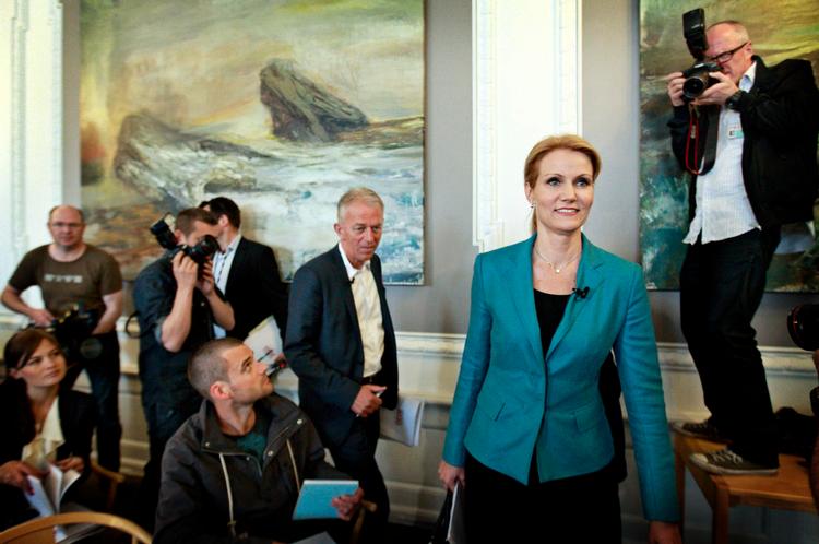 under angreb. Allerede før  udgivelsen har Henrik Dahls bog skabt stor debat, fordi han i et interview i  går til angreb på Helle Thorning-Schmidt. 