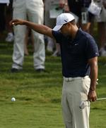 drop. På verdensranglisten falder Tiger Woods som den golfbold, han her dropper under Players Championship., som han trak sig ud af efter at have spillet 9 huller. 