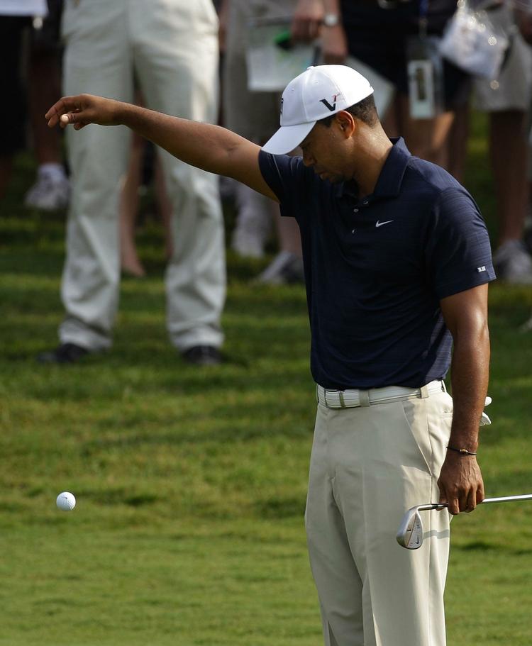drop. På verdensranglisten falder Tiger Woods som den golfbold, han her dropper under Players Championship., som han trak sig ud af efter at have spillet 9 huller. 