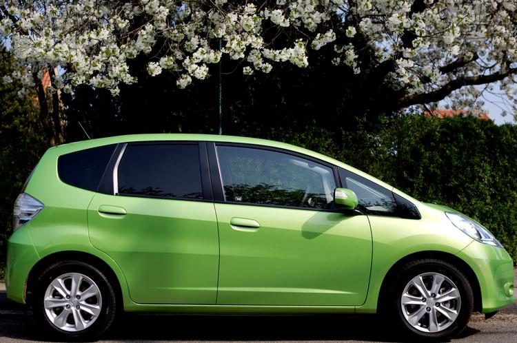 Benzinvenlig. Honda Jazz Hybrid brillerer med fin økonomi, især ved bykørsel. Bilens facon giver god rummelighed. 