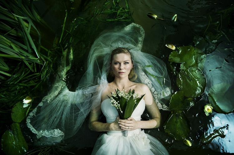 bruden. Den depressive Justine, spillet af Kirsten Dunst, er som hyperfølsom melankoliker  instruktørens åbenlyse heltinde. 