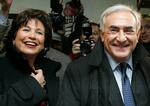 Medvind. Dominique Strauss-Kahn og hans hustru Anne Sinclair fotograferet, da det celebre par stadig var på toppen. Siden de blev gift i 1991 har hun »med næb og klør« forsvaret sin mand under talrige politiske, finansielle og private skandaler. 