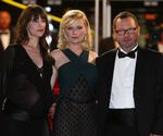 Idyl. Charlotte Gainsbourg, Kirsten Dunst og Lars Von Trier, da de ankom til premieren på 'Melancholia'. 