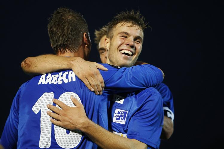bøde. Lyngby-spillere jubler efter en scoring af topscorer Kim Aabech. 