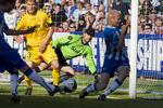 livligt. OB's Daniel Høegh scorer kampens første mål, mens Hans-Henrik Andreasen forsøger at flytte sig for skuddet. 
