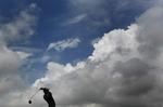 afklapsning. Anders Hansen under truende skyer på ottende hul i opgøret mod Lee Westwood. 