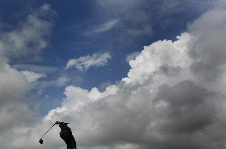 afklapsning. Anders Hansen under truende skyer på ottende hul i opgøret mod Lee Westwood. 