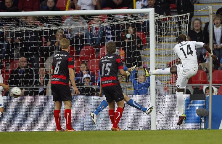 hattrick. FCK's topscorer Dame N'Doye scorer sit andet mål i kampen mod FC Midtjylland. Udover tre mål stod senegaleseren også for to assists. 