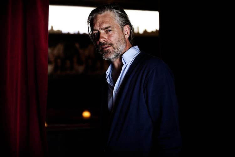 Opsang. Danskerne burde  tage sig sammen og løsne slipset for ikke at blive kvalt af ensretningsambitionerne, mener Peter A. G.  Hans syn på rigets tilstand bliver omdrejningspunktet for Gnags-teaterkoncerten. 