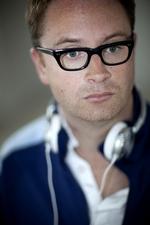 Jahhh. Filmen 'Drive' er helt igennem amerikansk, men den er instrueret af danske Nicolas Winding Refn, og så kan man jo godt sige, at Danmark har to film med i hovedkonkurrencen i Cannes. Det gør vi i hvert fald, og ved første visning var folk tilsyneladende meget glade for filmen. 