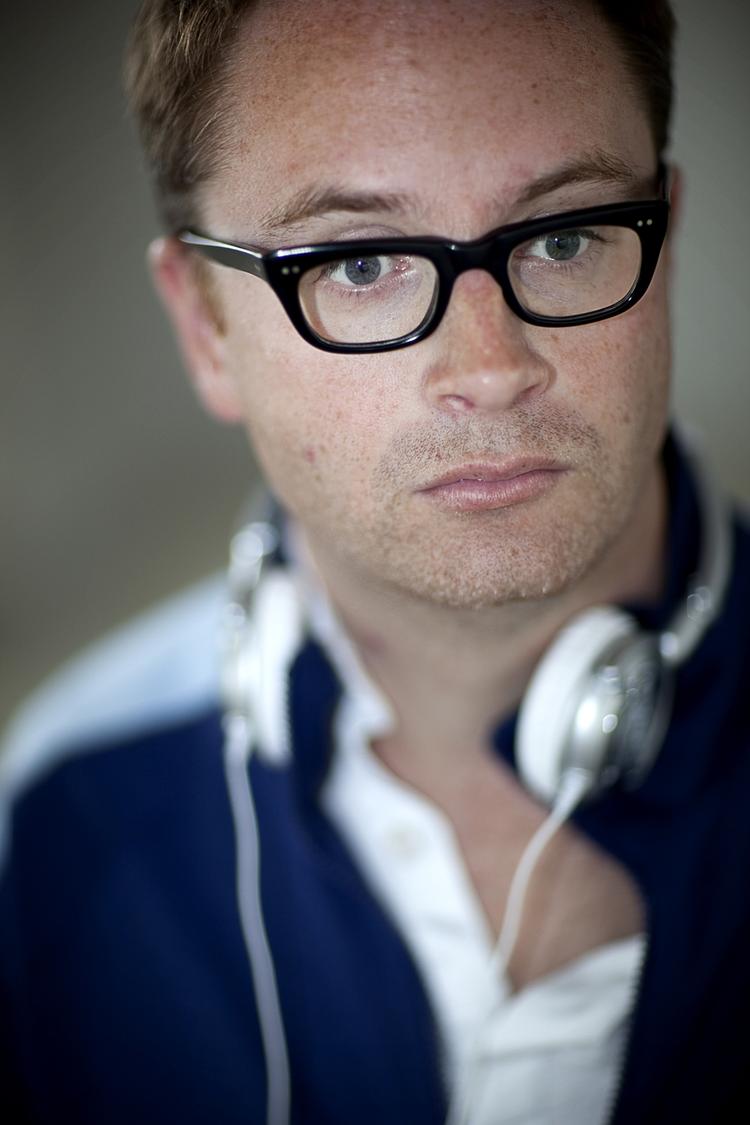 Jahhh. Filmen 'Drive' er helt igennem amerikansk, men den er instrueret af danske Nicolas Winding Refn, og så kan man jo godt sige, at Danmark har to film med i hovedkonkurrencen i Cannes. Det gør vi i hvert fald, og ved første visning var folk tilsyneladende meget glade for filmen. 