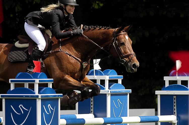 hopla. Der er internationalt springstævne i Bernstorffsparken i København denne weekend, og i går vendte Tina Lund og Zamiro tilbage, efter at hoppen havde fået en transportskade, der holdt parret ude af Danmarks debut i springsportens Superliga i Frankrig i sidste uge. 