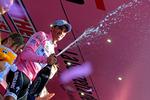 sceneskift. Det går fra champagne til bjerge, når Alberto Contador i de kommende dage skal køre opad i Giro d'Italia. 