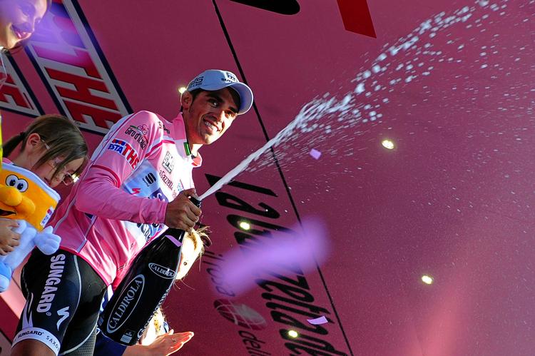 sceneskift. Det går fra champagne til bjerge, når Alberto Contador i de kommende dage skal køre opad i Giro d'Italia. 