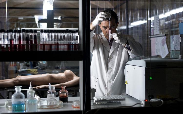 kirurgisk. Antonio Banderas  som plastikkirurg dr. Robert Ledgard, der er i gang med en kønsskifteoperation på en modvillig patient. 