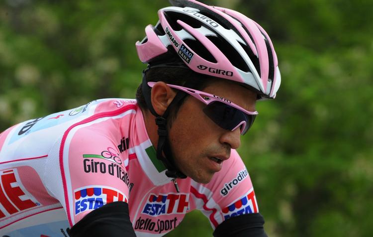 sørgedag. Alberto Contador bruger hviledagen i Giroen til at sørge over vennen Xavier Tondos dødsfald. 