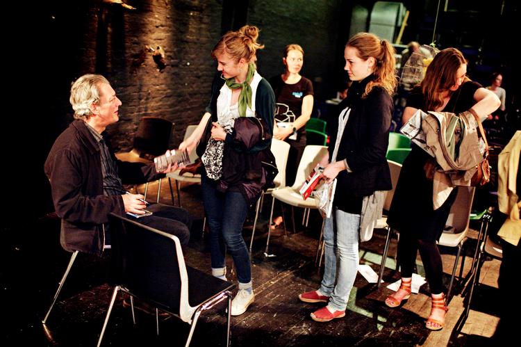 Giraffen. Paul Auster var dagens trækplaster, her får et par gymnasieelever signeret deres Austerbøger. 