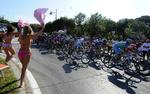 hyldet. Som indehaver af den lyserøde førertrøje bliver Alberto Contador hyldet hele dagen under Giro-etaperne. 