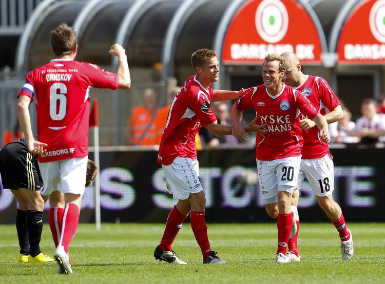 2-2. Efter 25 minutter var stillingen 2-2 på Silkeborg Stadion, efter Frank Hansen havde udlignet. 
