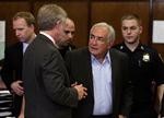 Husarrest. Dominique Strauss-Kahn udveksler et par ord med sin advokat i retten i går, hvor de fik gennemtrumfet, at den voldtægtssigtede kunne skifte cellen ud med fodlænke og overvågning i lejlighed i New York. 
