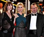 Forfærdeligt. Oven på skandalen om Lars von Triers naziudtalelser  i Cannes meldte skuespillerinden Charlotte Gainsbourg (tv.) sig syg, da hun skulle give presseinterviews om sin rolle i 'Melancholia', og Kirsten Dunst ville ikke kommentere det. Men selv tog Lars von Trier mod pressen ved sit luksushotel fredag. 