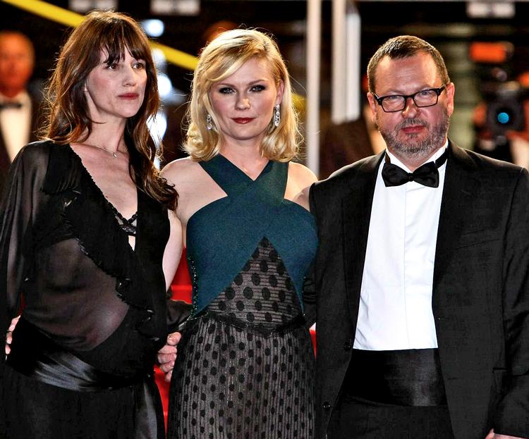 Forfærdeligt. Oven på skandalen om Lars von Triers naziudtalelser  i Cannes meldte skuespillerinden Charlotte Gainsbourg (tv.) sig syg, da hun skulle give presseinterviews om sin rolle i 'Melancholia', og Kirsten Dunst ville ikke kommentere det. Men selv tog Lars von Trier mod pressen ved sit luksushotel fredag. 