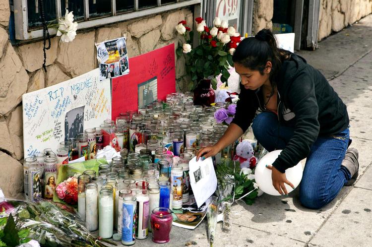 mindes. En fan lægger et brev foran den spiritusbutik i Inglewood, Californien, hvor den blot 22-årige Mante Ray Talbert blev skudt. Talbert var medlem af rapgruppen Cali Swag District og er bedre kendt under sit kunstnernavn, M-Bone. 