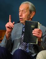 Dommedagslørdag. Den 89-årige tv-prædikant Harold Camping har før taget fejl om verdens undergang. Det gør han givetvis også denne gang. 