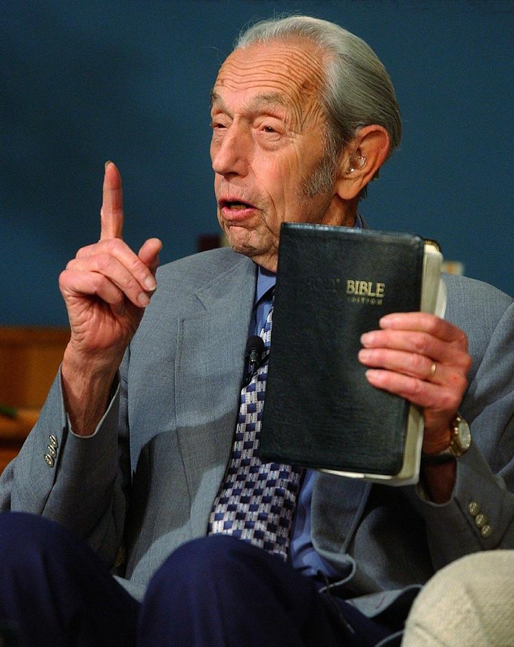 Dommedagslørdag. Den 89-årige tv-prædikant Harold Camping har før taget fejl om verdens undergang. Det gør han givetvis også denne gang. 