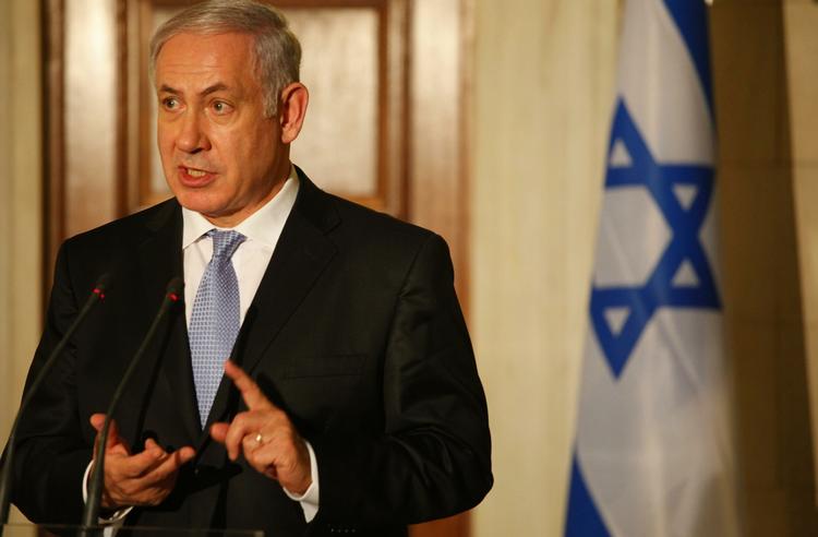 Fred? Netanyahu står over for valget mellem at fortsætte sin nejpolitik eller række en hånd frem til Abbas, som samtidig vil være en hjælpende hånd til sig selv. 