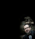 Reservejøde. Indtil han fyldte 33 år, var Lars von Trier overbevist om, at han var jøde. Det betød meget for ham, lige indtil hans mor på sit dødsleje afslørede, at hans  biologiske far ikke var halvt jøde, men en herre med et tysk klingende navn. Deraf Triers uheldsvangre bemærkning i Cannes forleden om, at »Jeg i lang tid troede, at jeg var  jøde«, men i stedet fandt ud af, at »jeg i virkeligheden var nazist«. 